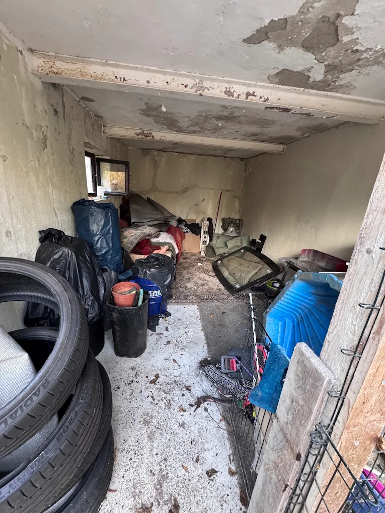 Vorher: vollgestellte Garage vor der Entrümpelung in Bremen
