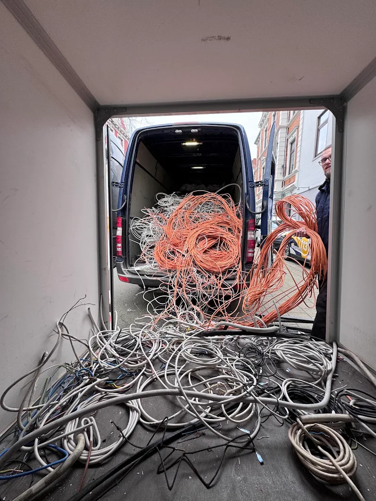 Kabel und Metallschrott im Transporter zur Verwertung
