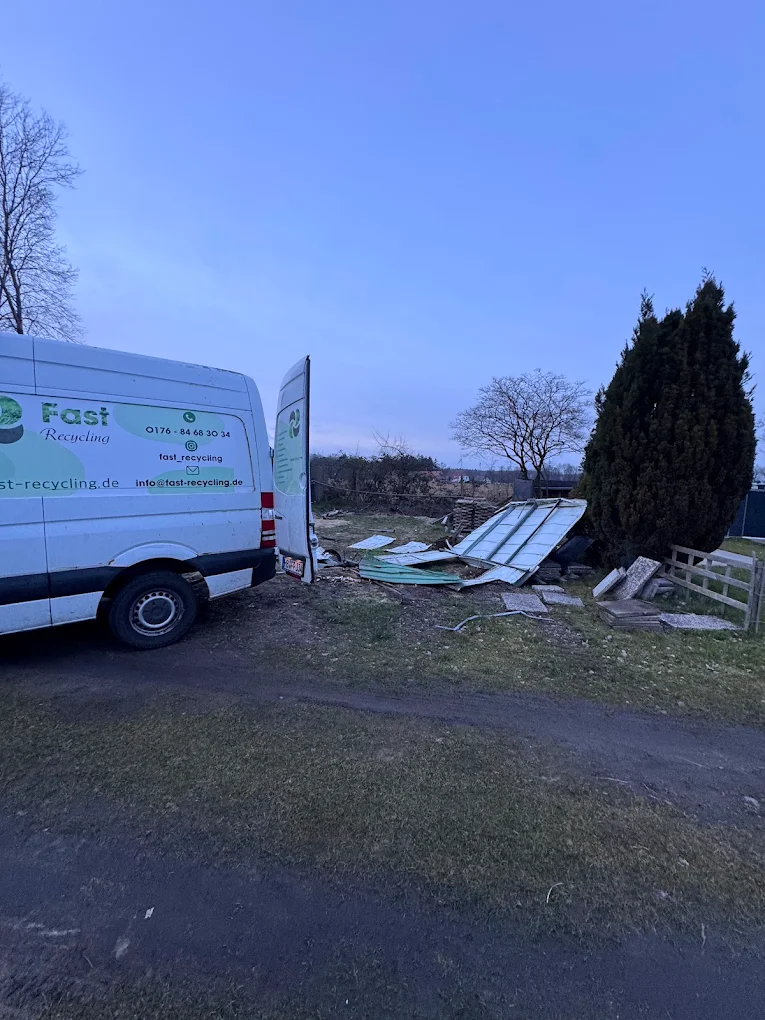 Transporter mit Bauschutt und Abbruchmaterial vor Ort