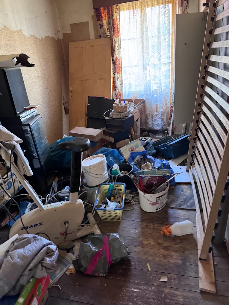 Vollgestelltes Zimmer vor der Abholung durch Fast Recycling